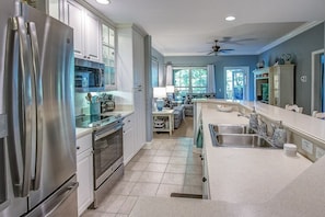 House, 2 Bedrooms | Private kitchen