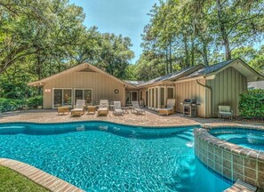 Outdoor pool - Wind Song 3 Bedroom Holiday Home (Hilton Head Island)