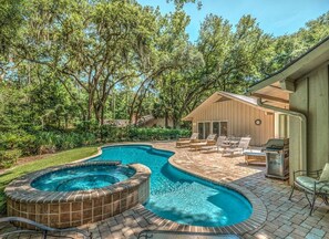 Outdoor pool - Wind Song 3 Bedroom Holiday Home (Hilton Head Island)