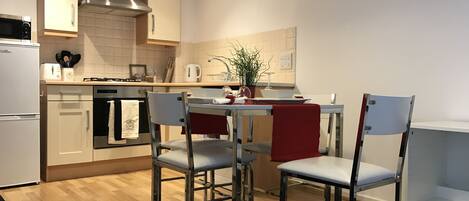 客室内のダイニングエリア