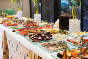 Un buffet proposant une variété de plats et d’ustensiles.