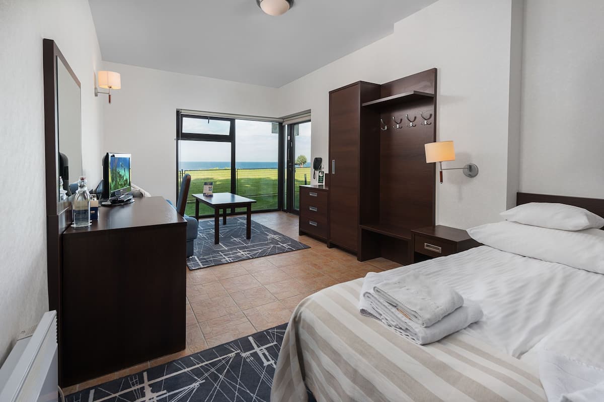 Bungalow, uitzicht op zee | Luxe beddengoed, een minibar, een kluis op de kamer, een bureau