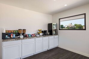 Free daily continental breakfast - Travelodge by Wyndham Spirit Lake/Okoboji (Spirit Lake)