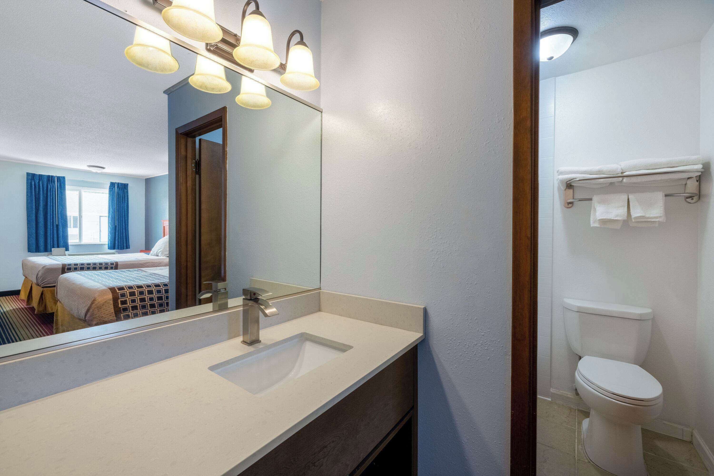 Combined shower/bathtub, free toiletries, hair dryer