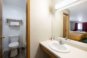 Bañera con ducha, artículos de tocador gratuitos, secador de pelo