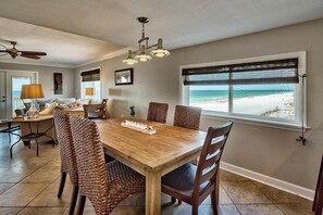 House, 3 Bedrooms, Ocean View, Beachfront | In-room dining