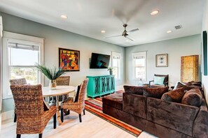 House, 6 Bedrooms, Ocean View, Beachfront | Living area