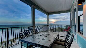 House, 6 Bedrooms, Ocean View, Beachfront | Balcony