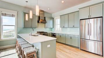 House, 6 Bedrooms, Ocean View, Beachfront | In-room dining