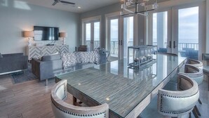 Nhà, 6 phòng ngủ, quang cảnh biển, sát bãi biển | Khu vực ăn uống tại phòng