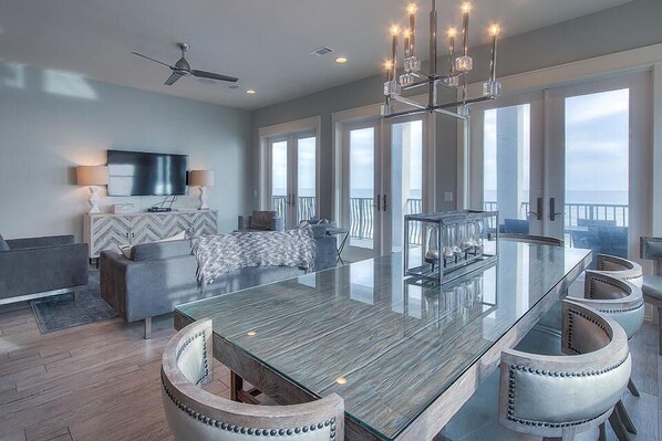 House, 6 Bedrooms, Ocean View, Beachfront | In-room dining