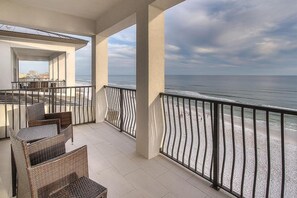 House, 6 Bedrooms, Ocean View, Beachfront | Balcony