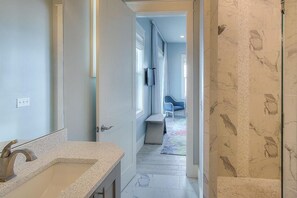Ferienhaus, 6 Schlafzimmer, Meerblick, Strandnähe | Badezimmer | Dusche, Handtücher
