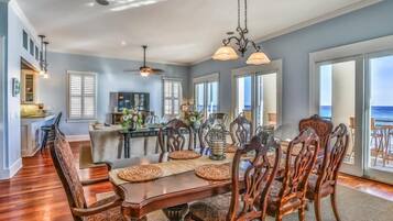 House, 5 Bedrooms, Ocean View, Beachfront | In-room dining