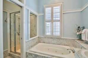 Bathroom - Bella Beach 5 Bedroom Holiday Home by Five Star Properties (Miramar Beach)