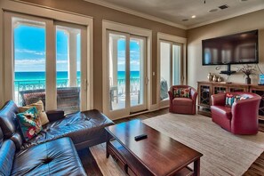House, 5 Bedrooms, Ocean View, Beachfront | Living area