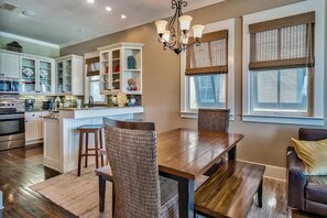 House, 5 Bedrooms, Ocean View, Beachfront | In-room dining