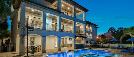House, 6 Bedrooms, Ocean View, Sea Facing | Property grounds