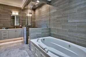 House, 6 Bedrooms, Ocean View, Sea Facing | Jetted bathtub - Big House by the Sea 8 Bedroom Holiday Home by Five Star Properties (Destin)