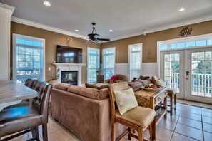 Casa, 4 habitaciones, vista al océano, frente al mar | Área de sala de estar