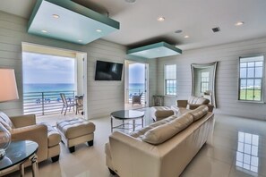 House, 6 Bedrooms, Ocean View, Beachfront | Living area