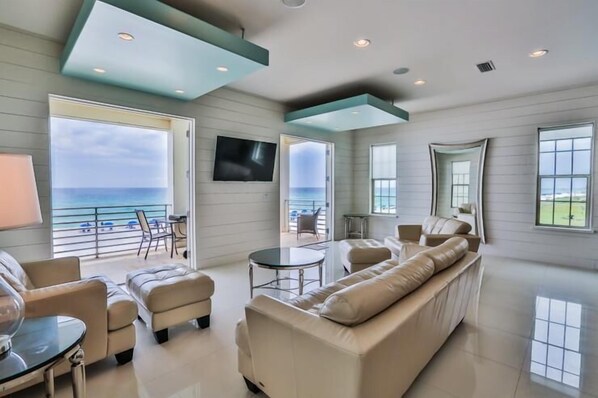 House, 6 Bedrooms, Ocean View, Beachfront | Living area