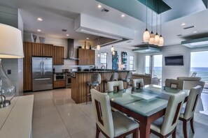 House, 6 Bedrooms, Ocean View, Beachfront | In-room dining