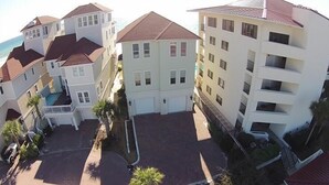Um edifício residencial com vários andares, pátio central, varandas e área de piscina.