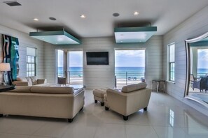 House, 6 Bedrooms, Ocean View, Beachfront | Living area