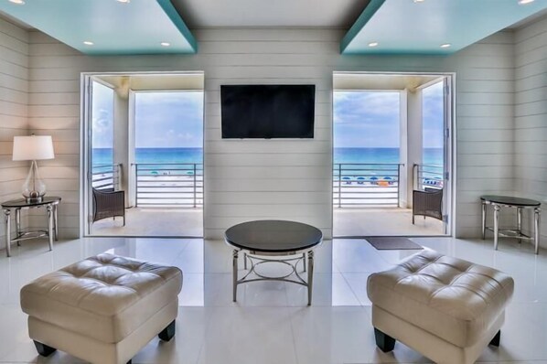 House, 6 Bedrooms, Ocean View, Beachfront | Living area
