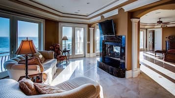 House, 6 Bedrooms, Ocean View, Beachfront | Living area