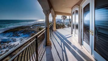 Casa, 6 habitaciones, vista al océano, frente al mar | Balcón