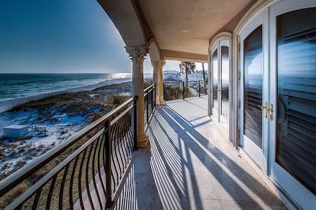 House, 6 Bedrooms, Ocean View, Beachfront | Balcony