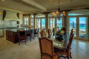 تناول الطعام داخل الغرفة