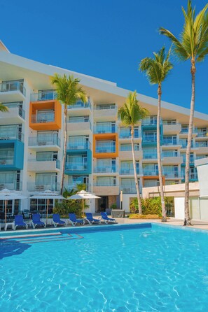 Outdoor pool, open 9:00 AM to 9:00 PM, pool umbrellas, sun loungers - Star Palace Hotel (Mazatlán)