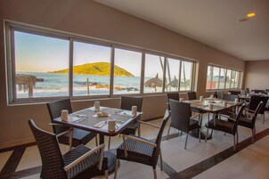 3 restaurantes; se sirve desayuno, almuerzo y cena; cocina internacional