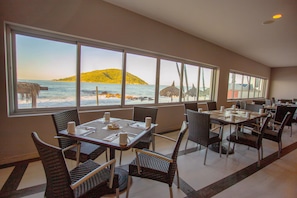3 restaurantes, se sirven desayunos, comidas y cocina internacional