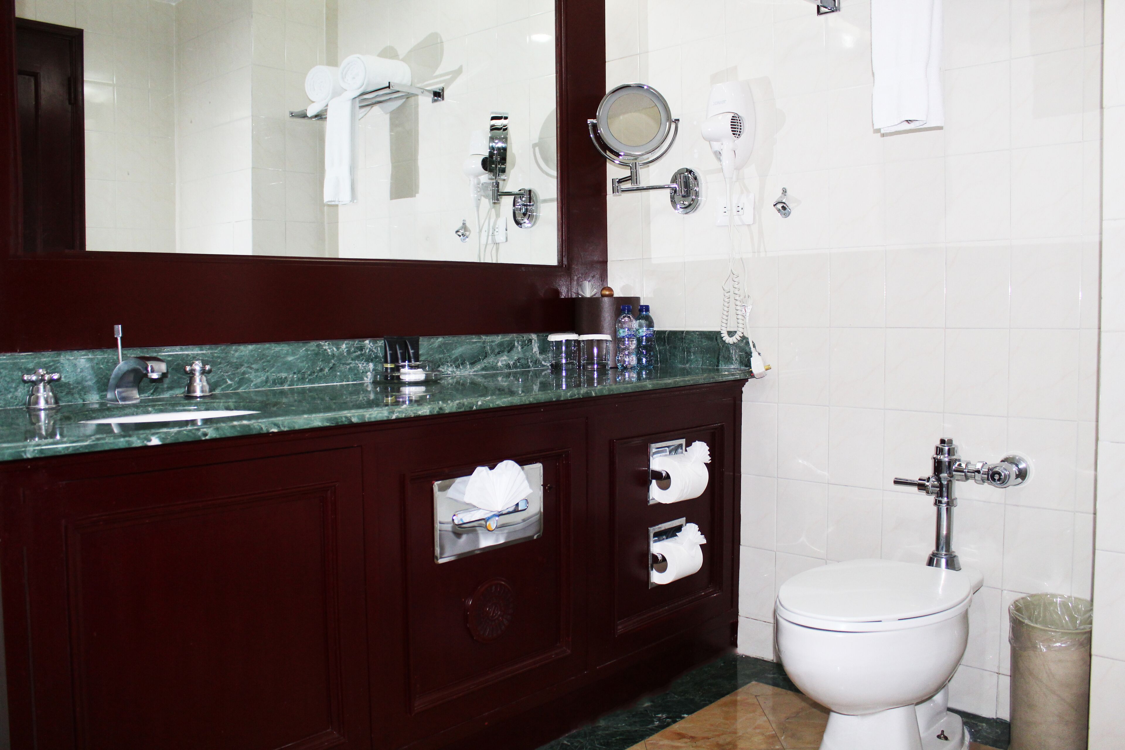 combined shower/bathtub, rainfall showerhead, free toiletries