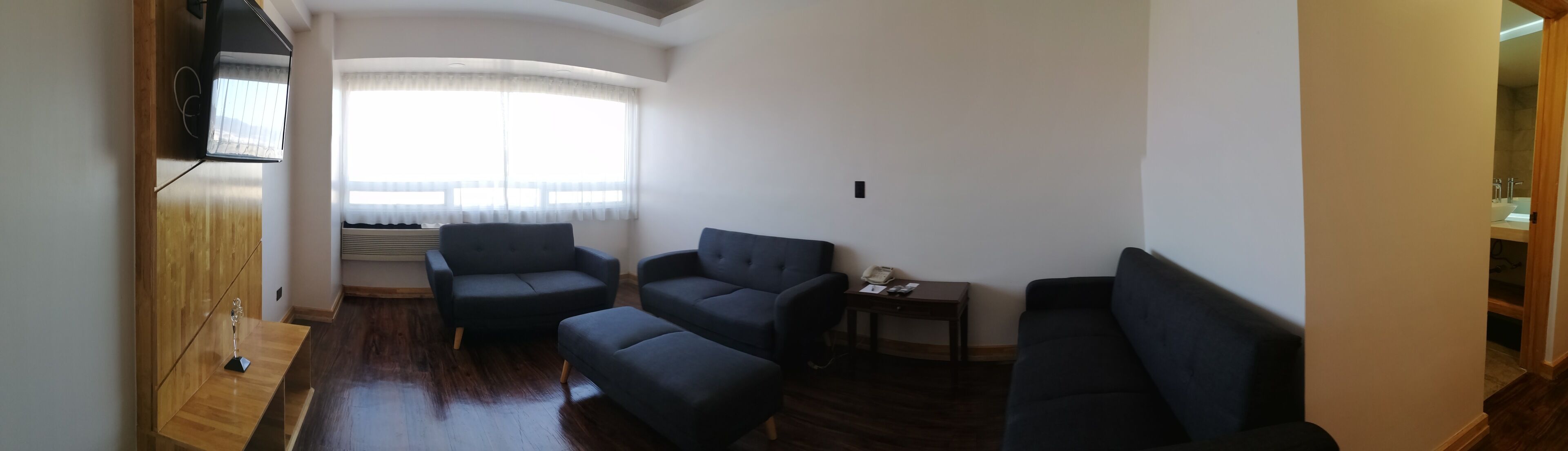 executive room, 1 king bed, city view | living area | 32-inch flat-screen tv with cable channels
