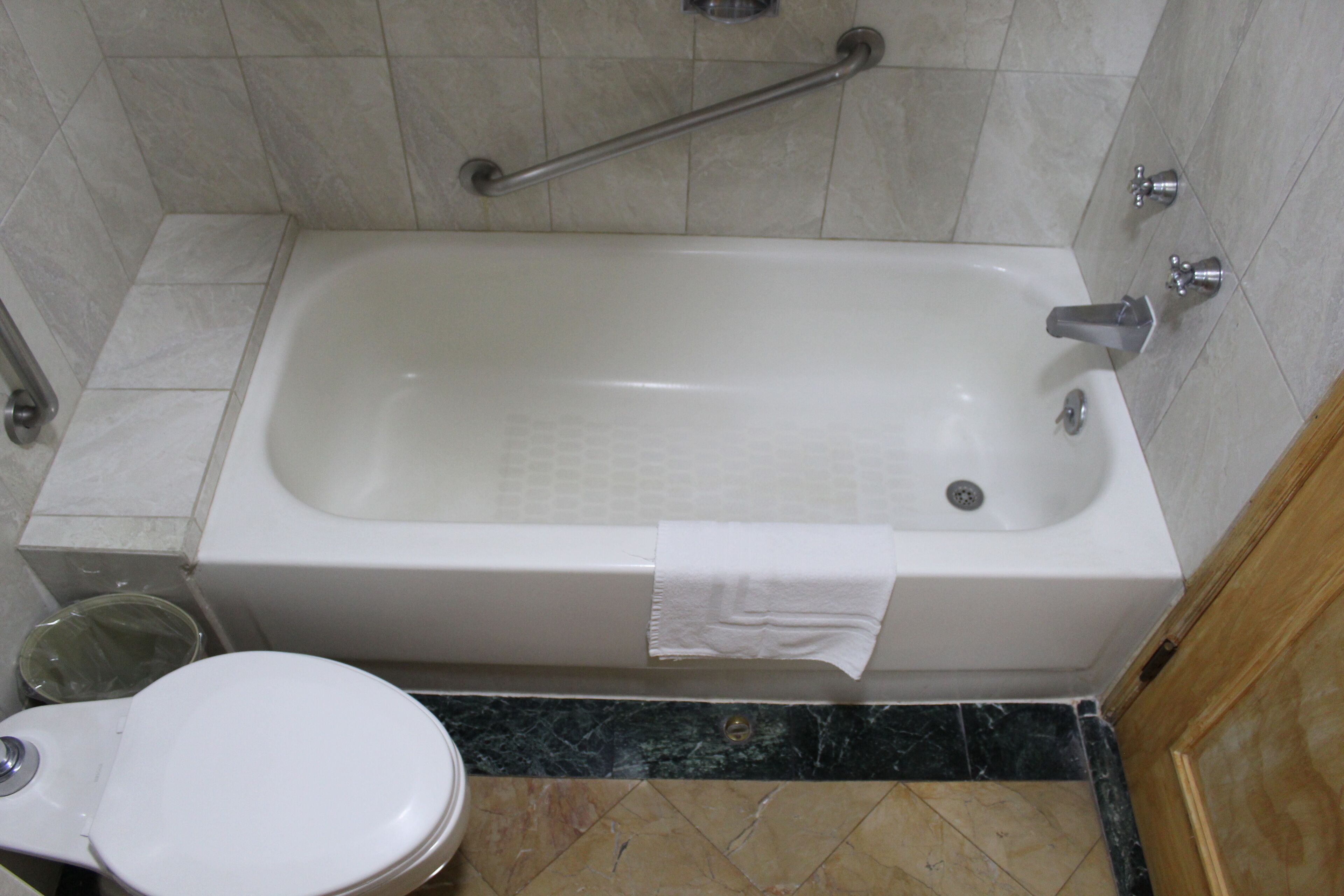 executive room, 1 king bed, city view | bathroom | combined shower/bathtub, rainfall showerhead, free toiletries