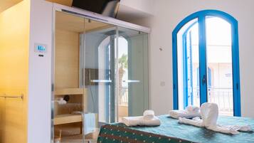 Suite estudio Royal, sauna, vista al mar | Ropa de cama de alta calidad y minibar