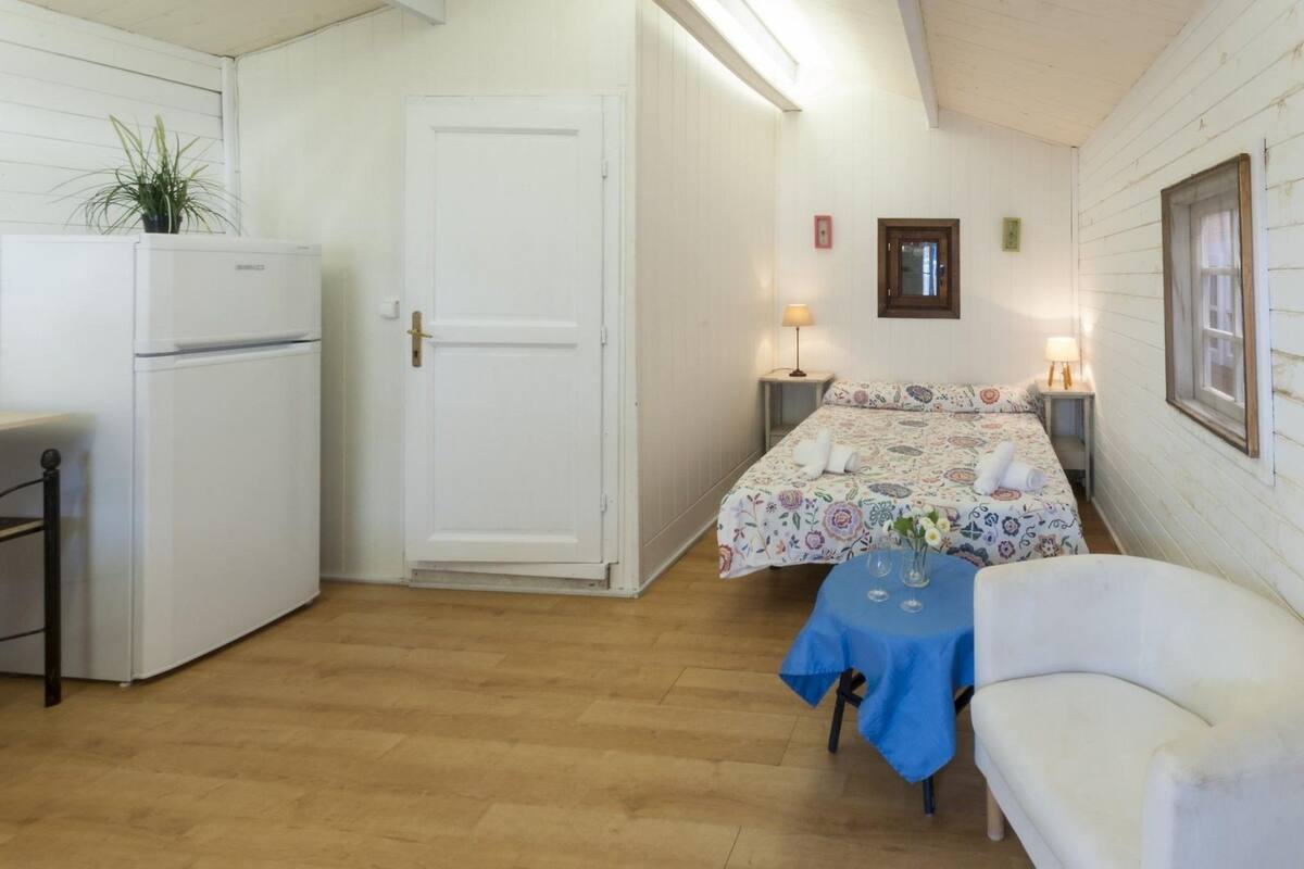 Honeymoon Cabin, 1 Double Bed, Terrace, Beachside | 1 bedroom, individually decorated, free WiFi