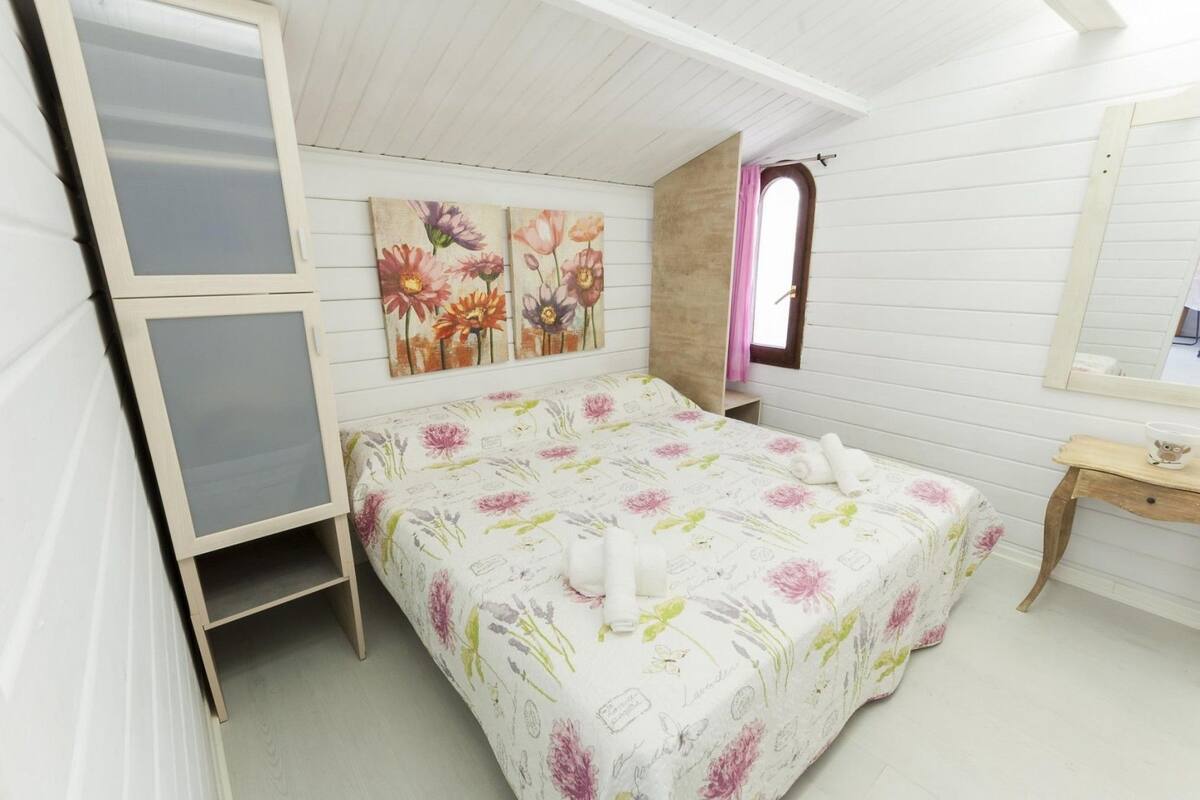 Romantic Cabin, 1 Bedroom, Kitchen, Beachside | 1 bedroom, individually decorated, free WiFi