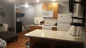 Habitación de lujo, 1 cama Queen size, cocina | Cocina privada | Refrigerador, microondas, cafetera y tetera y utensilios de cocina 