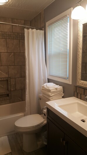 Habitación de lujo, 1 cama Queen size, cocina | Baño | Amenidades de baño gratuitas y toallas 