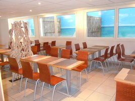 Se ofrece un desayuno bufé (9.00 EUR por persona)