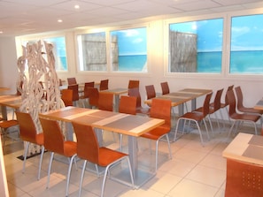 Petit déjeuner buffet (9.00 EUR par personne)