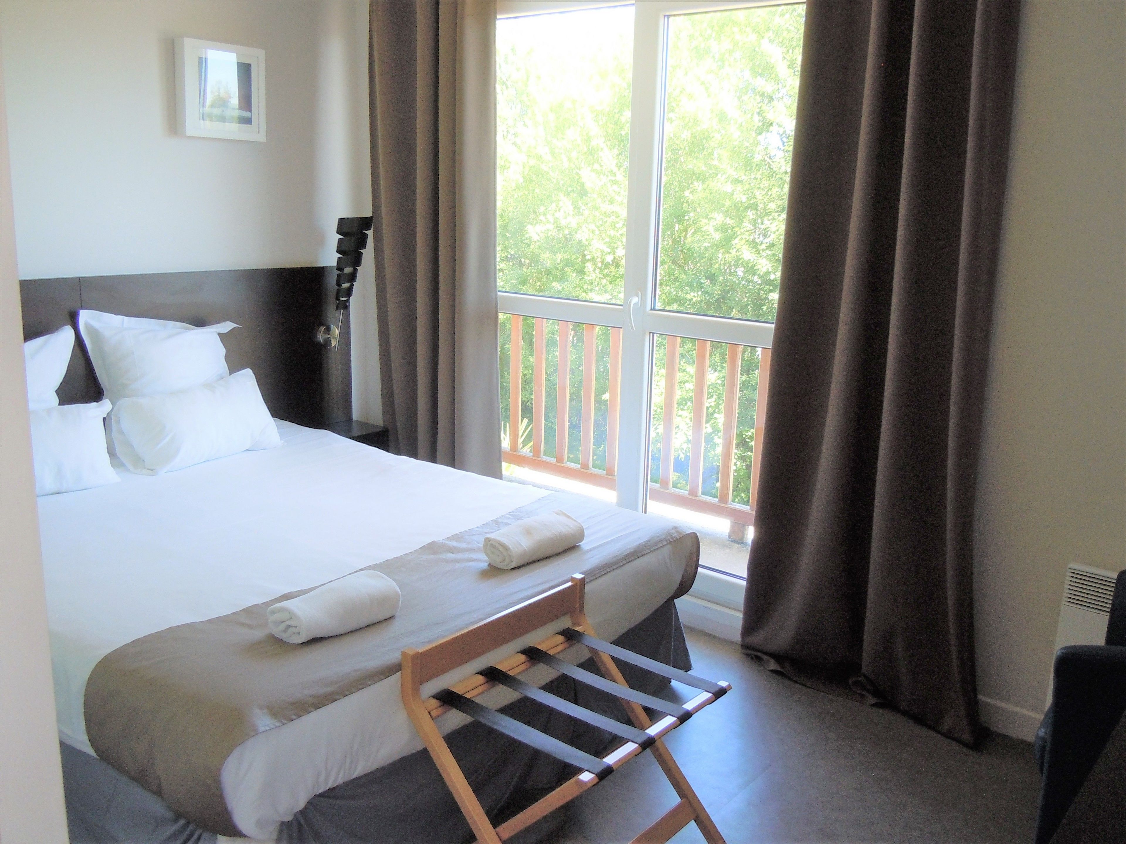 Premium bedding, soundproofing, free cots/infant beds, free WiFi