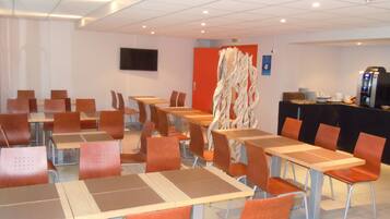 Desayuno buffet diario (EUR 9.00 por persona)