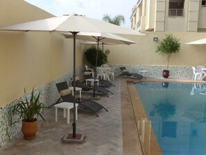 Outdoor pool, pool umbrellas, sun loungers - Hotel Arena Fes (Fes)